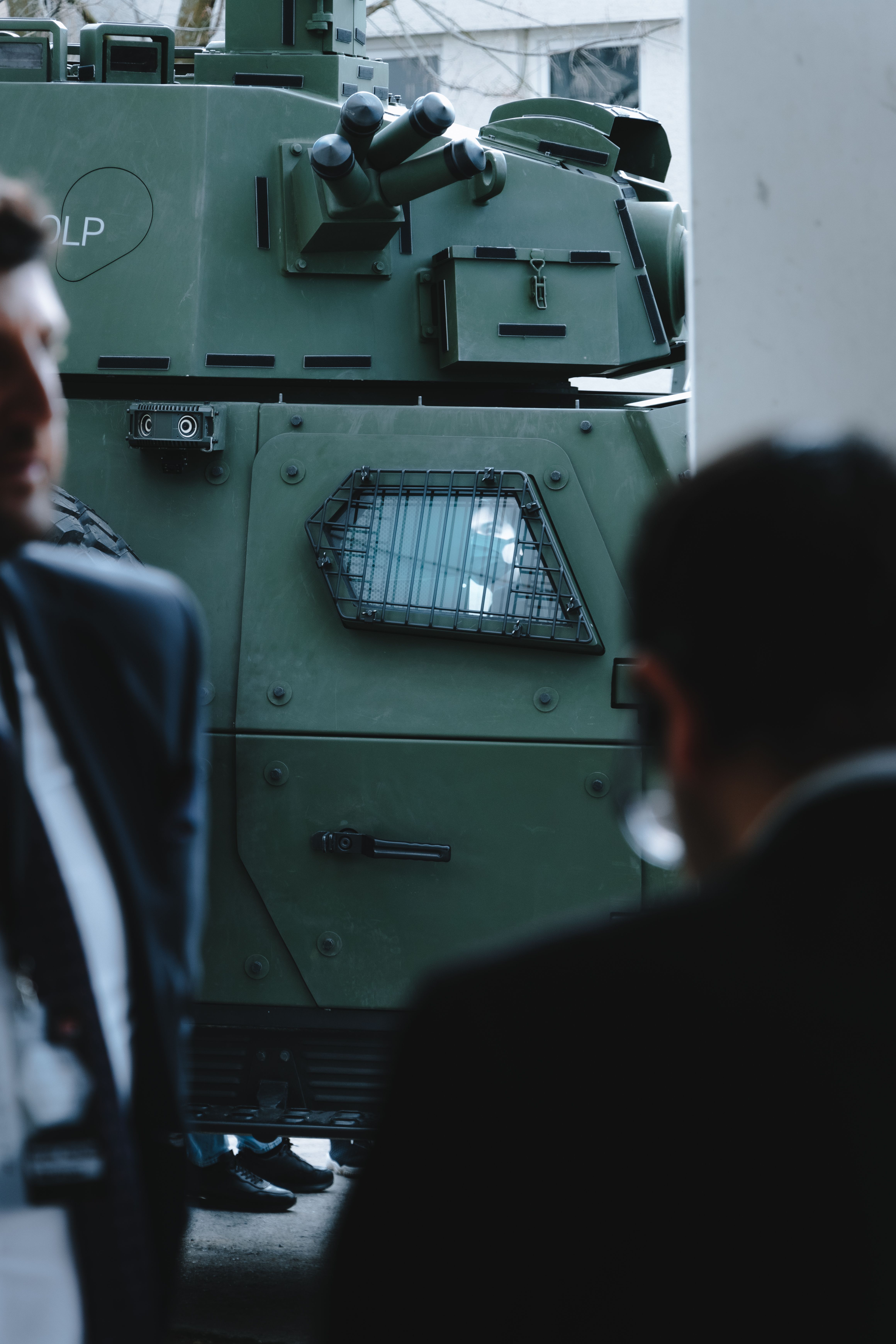 Vehículo de defensa en línea de montaje